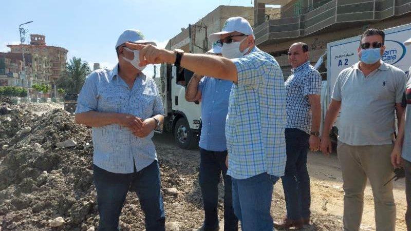 المحافظ بموقع العمل
