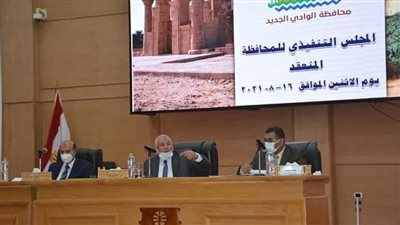 محافظ الوادي الجديد يناقش تنقيذ عدد من المشروعات الخدمية بالمحافظة