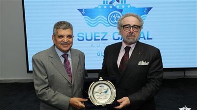 أسامة ربيع يهدي درع قناة السويس لرئيس اتحاد الكتاب| صور