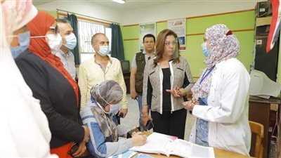 بسبب الزحام.. فتح المدارس أمام المواطنين لتلقي لقاح كورونا بدمياط