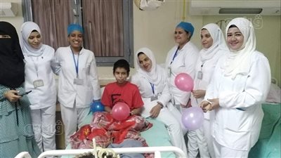 تمريض التأمين الصحي بقنا يحتفل بعيد ميلاد طفل يتلقى أولى جلسات العلاج الكيماوي | فيديو