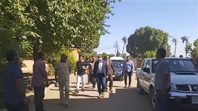 نائب محافظ قنا يتابع الحالة الصحية لـ 50 طالبا في اشتباه تسمم 