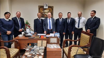 ضبط أجنبي حاول تهريب عملات أثرية وفضية بمطار القاهرة | صور