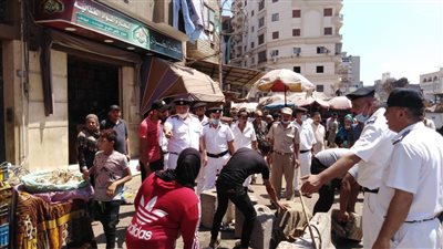 قيادات أمنية تقود حملة لإزالة الإشغالات في المنصورة | فيديو وصور 