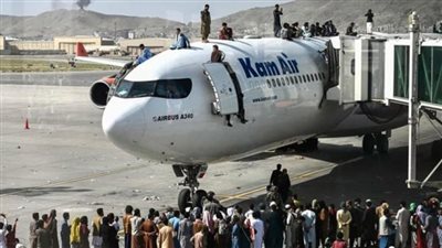 شاهد.. تعليق حركة طالبان على مشهد هروب الأفغان بمطار كابول