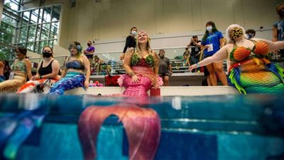 ذيل سمكة وإكسسوار ملون.. حيل الأمريكيات ليصبحن حوريات بحر.. والفاتورة آلاف الدولارات 