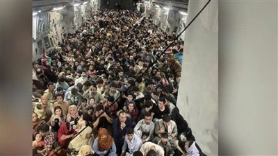 يوم الحشر.. ما قصة الصورة الغريبة لمئات الأفغان 
