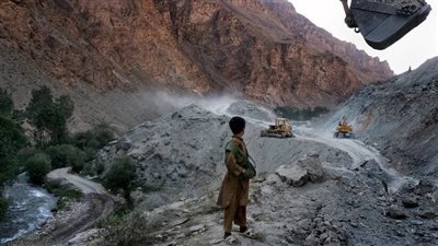 تمتلك أكبر احتياطي في العالم.. كنز أفغانستان الشبيه بنفط السعودية