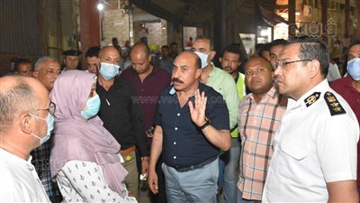 محافظ أسوان يقود حملة مفاجئة لإزالة الإشغالات | صور