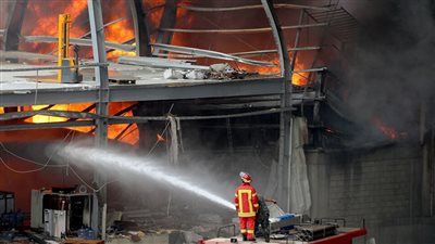 بعد كارثة عكار.. انفجار يعقبه حريق هائل بمحطة كهرباء رئيسية في بيروت | فيديو