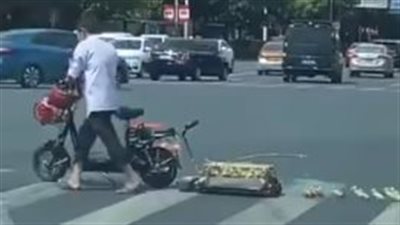 مسن يساعد صغار البط لعبور الطريق في الصين | فيديو