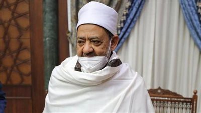 يرتديها السلاطين.. رئيس وزراء الصومال يقلد شيخ الأزهر بـ