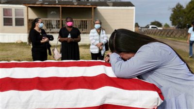 النعش فارغ وضرتها قامت بالواجب.. أمريكية تكتشف خيانة زوجها أثناء حضور مراسم دفنه