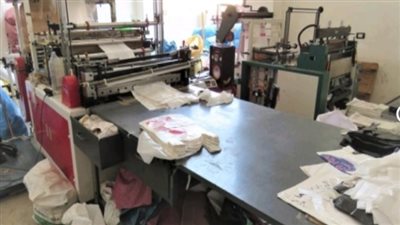 حملة على المصانع العشوائية تصادر 245 طن مواد خام مجهولة المصدر بالجيزة 