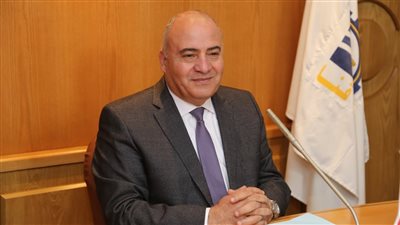 محافظ قنا يتصل لتهنئة الثاني على الثانوية العامة 