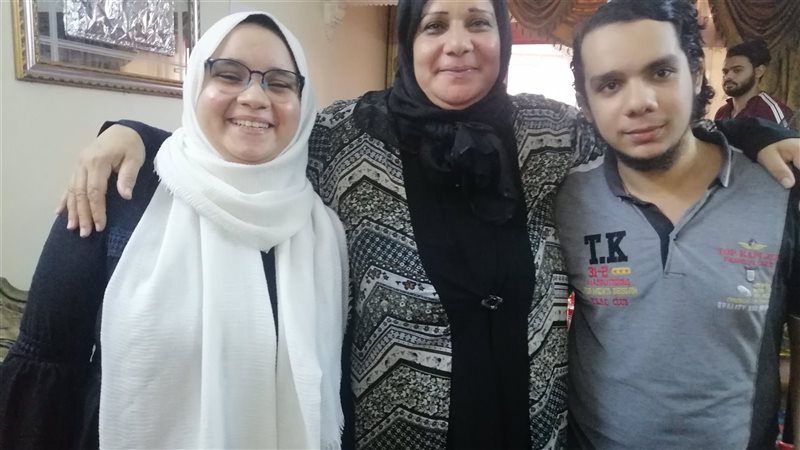 الطالبة آية وسط أسرتها