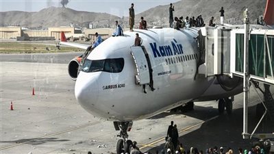 الإمارات تعلن استضافة 5 آلاف أفغاني بعد إجلائهم على طائرات أمريكية