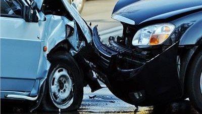 بالأسماء.. إصابة 10 أشخاص بحادث تصادم سيارتين في الساحل الشمالي