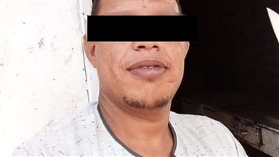 ذبحه بالساطور.. تاجر يتخلص من صديقه لسرقة 30 ألف جنيه في قنا