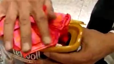 خبأتها بطريقة الأفلام.. ضبط أدوات تجميل داخل أحذية ولعب أطفال راكبة أجنبية بمطار القاهرة