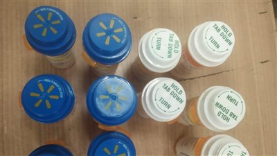 قلبهما جامد.. ضبط راكبين بحوزتهما سلاح وأقراص مخدرة بمطار القاهرة | صور