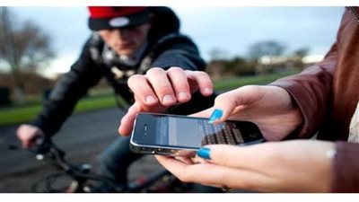 ضبط مسجلين خطر بتهمة خطف الهواتف المحمولة من المواطنين بالسيدة زينب