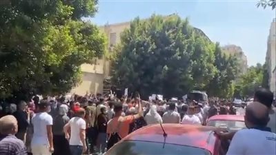 أول فيديو لاحتشاد طلاب الثانوية أمام مبنى وزارة التربية والتعليم اعتراضا على نتائج الامتحانات