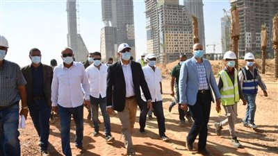 وزير الإسكان يتفقد تشطيبات الحى الحكومي ومحور بن زايد بالعاصمة الإدارية