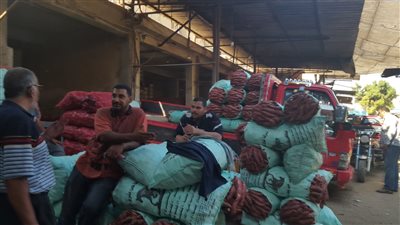 بث مباشر...بجنيه واحد كيلو الباذنجان والطماطم بـ٤.. جولة داخل سوق الجملة بالمنصورة