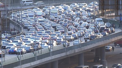 بسبب كسر ماسورة المياه بالقاهرة الجديدة.. تكدسات مرورية أعلى الطريق الدائري 