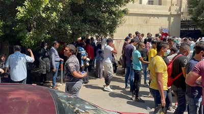 احتجاجا على النتيجة.. تجمع العشرات من طلاب الثانوية أمام مبنى وزارة التربية التعليم