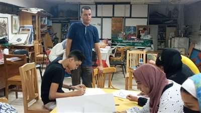 ثقافة الإسماعيلية تنظم ورشة لتعليم الرسم بأقلام الحبر | صور