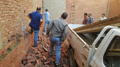 محافظ قنا يتفقد أعمال التشطيبات النهائية بالسوق التجارى بقرية أبوشوشة