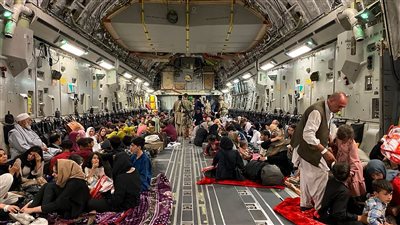 مشاهد جديدة لعمليات إجلاء أفغان على طائرة أمريكية