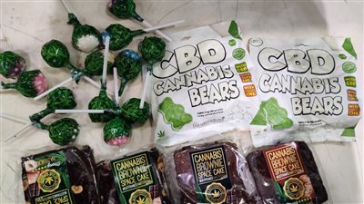 حيلة شيطانية ماتخطرش على البال.. ضبط مصاصات وحلوى مطعمة بالماريجوانا بمطار القاهرة | صور