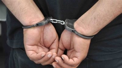 حجز عاملين لاتهامهما بالاتجار غير المشروع في النقد الأجنبي