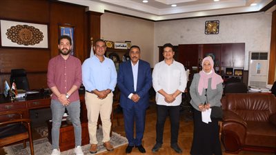 محافظ مطروح يلتقي فريق عمل بيت الزكاة والصدقات المصري