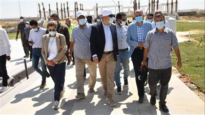 وزير الإسكان يتجول بالحدائق المركزية 