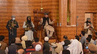 بالسلاح الآلى والبنادق الرشاشة.. طالبان تلقي خطبة الجمعة فى أفغانستان | صور