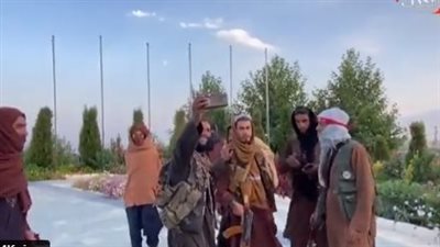عناصر من طالبان يتجولون بقلعة سياحية لالتقاط 