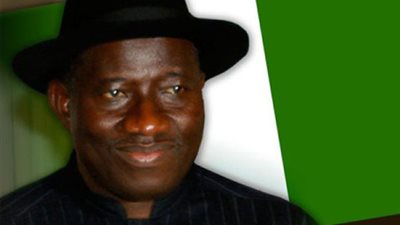اتهام وزير الدفاع السابق في نيجيريا بغسيل أموال وخيانة الأمانة
