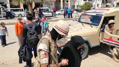 كبار السن يتوافدون على مقار اللجان الانتخابية بدمياط (صور)