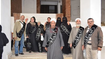 أتباع الطرق الصوفية ببورسعيد يرفعون علامة النصر أمام لجان الاستفتاء (صور)