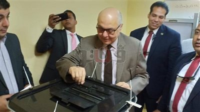 المرشح الرئاسي السابق يدلي بصوته في التعديلات الدستورية (صور)