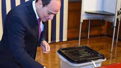 4 صور ترصد إدلاء السيسي بصوته في الاستفتاء على التعديلات الدستورية