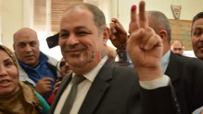 محافظ الغربية يدلي بصوته في لجنة الوافدين