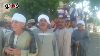 الرقص بالعصا والمزمار البلدي أمام لجان الاستفتاء بالأقصر (فيديو)
