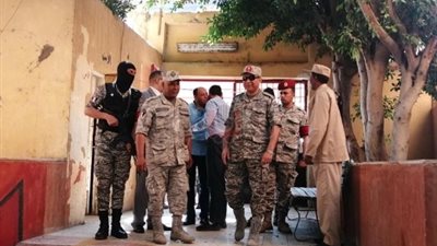 قائد المنطقة الجنوبية الجوية يتفقد لجان الاستفتاء بالأقصر