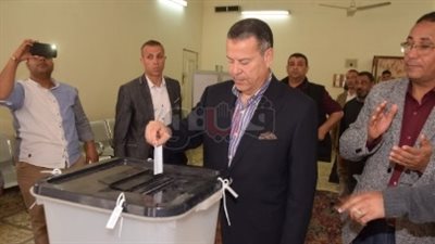 محافظ بني سويف يدلي بصوته في الاستفتاء.. ويؤكد: كل اللجان متاحة للمغتربين