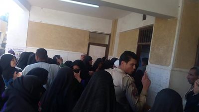 إقبال نسائي على لجان الاستفتاء بقري 